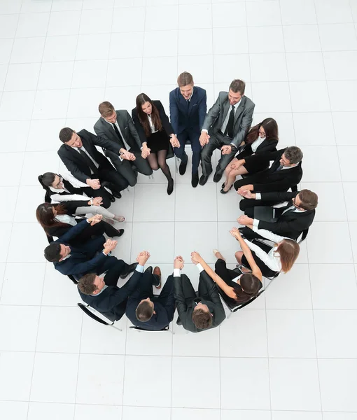 Concept van teambuilding.large business team zit in een cirkel — Stockfoto