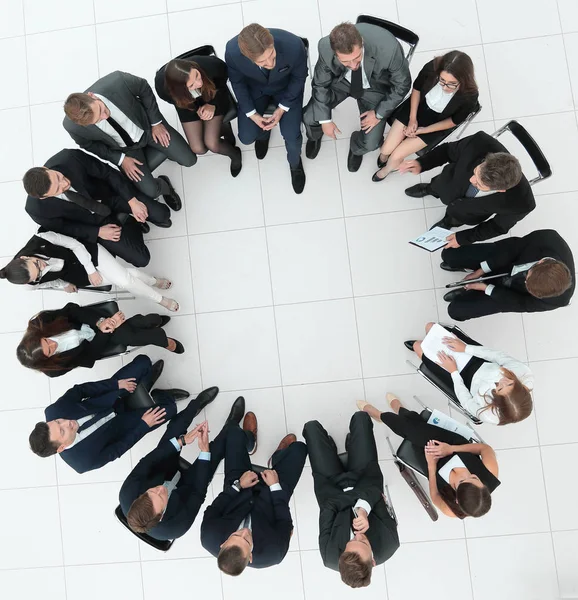 En stor grupp affärsmän som sitter på ett affärsmöte — Stockfoto