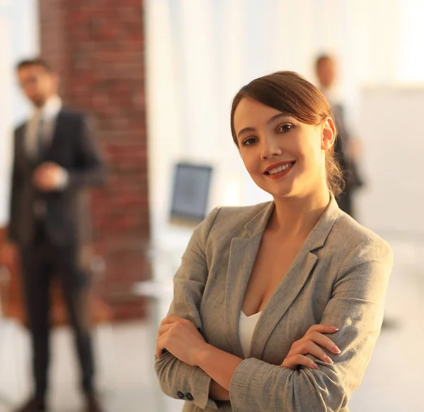 Portrait de femme d'affaires confiante sur le fond du bureau . — Photo