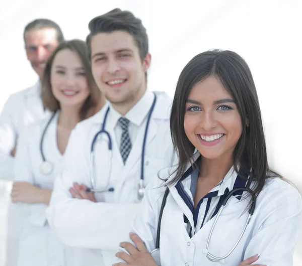 Женщина-врач с группой счастливых коллег — стоковое фото