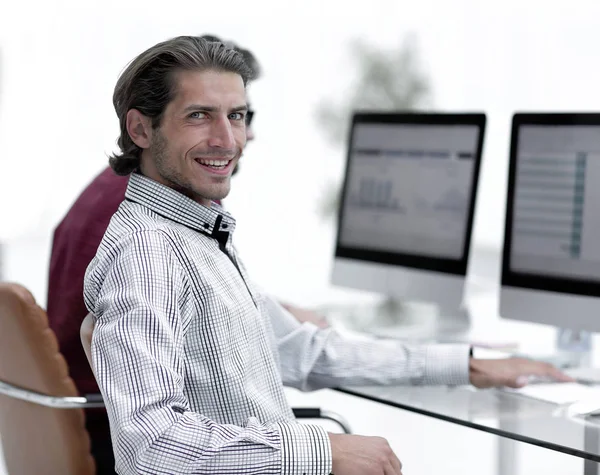 Business partner arbetar på datorn — Stockfoto