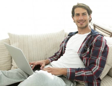 dizüstü bilgisayar ile ciddi genç adam.