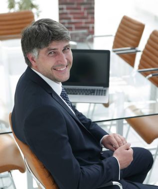 gülümseyen Yöneticisi Toplantı salonunun içinde çalışma masası, oturma.