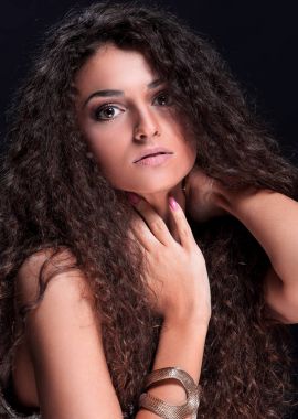 Kadın modeli uzun parlak dalgalı saç modeli ile.