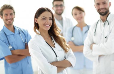 Çekici kadın doktor ile sağlık stetoskop tıbbi grup önünde