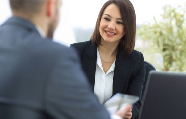 Ofiste masada birlikte çalışan iş adamları