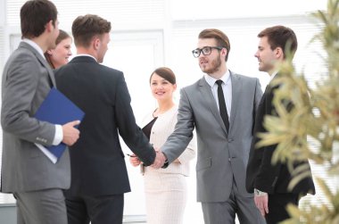 karşılıklı iş ortakları ofiste