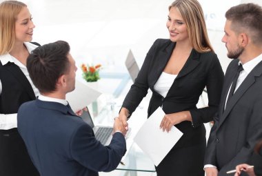 el sıkışma Yöneticisi ve sözleşmenin imzalandığı sonra istemcinin