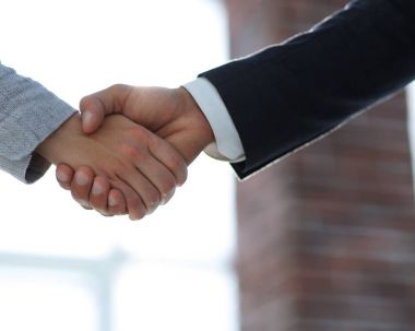 Beyaz arka planda izole edilmiş iş adamları el sıkışıyor