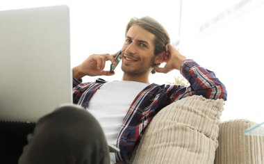 başarılı bir adam bir Smartphone-e doğru bahsediyoruz Close-Up