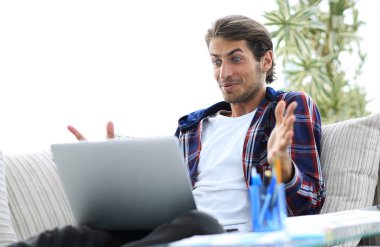 şaşırmış adam evden dizüstü bilgisayar ile çalışma. freelancing kavramı.