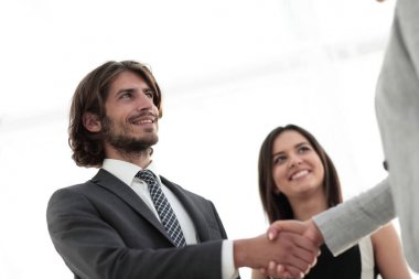 İş adamları geniş pencereli odaya karşı el sıkışıyor