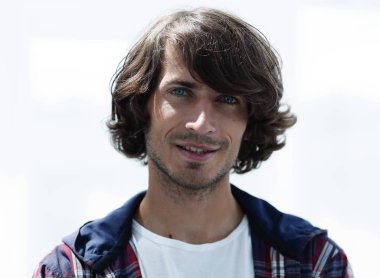 portre. şık bir ekose gömlekli adam. yakın çekim.