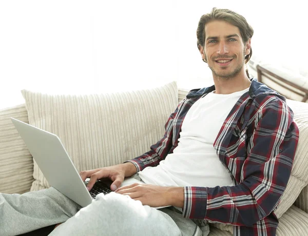 dizüstü bilgisayar ile ciddi genç adam.