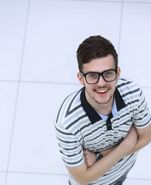 Vista desde la parte superior. Joven exitoso con gafas mirando a la cámara —  Fotos de Stock