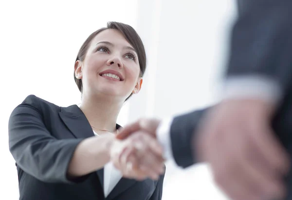Primer plano de la mujer de negocios estrechando la mano con su socio de negocios . —  Fotos de Stock