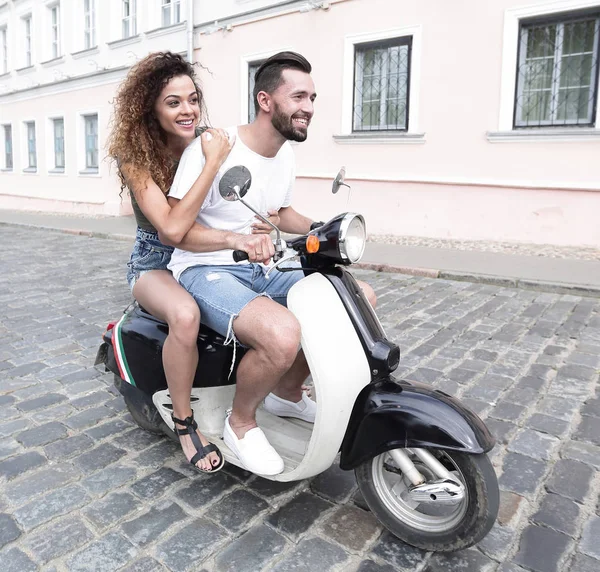 Visão lateral de comprimento total do casal feliz andando na moto retro — Fotografia de Stock