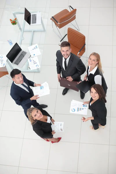Visa från top.business teamet diskuterar Marknadsföringsdiagram, stående på kontoret. — Stockfoto