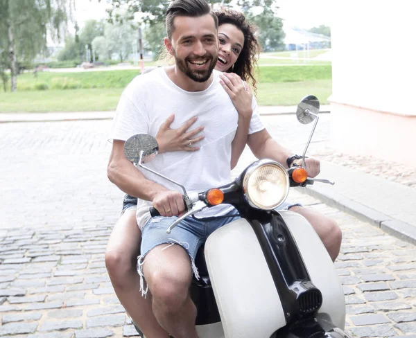 Genç çift sürme motosiklet City — Stok fotoğraf