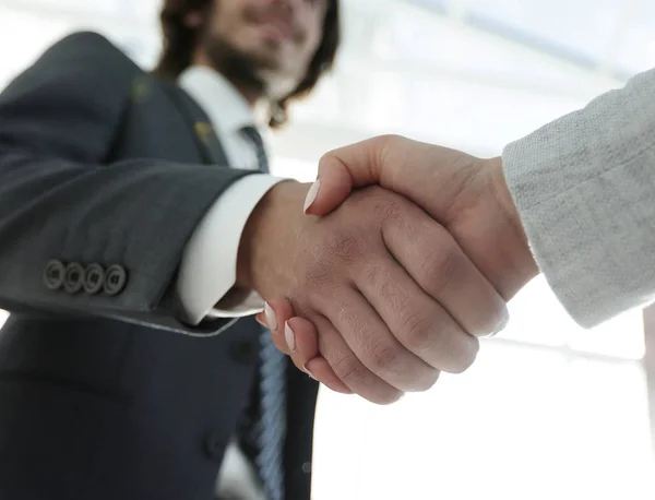 Empresário sorridente animado apertando a mão parceiro na reunião , — Fotografia de Stock