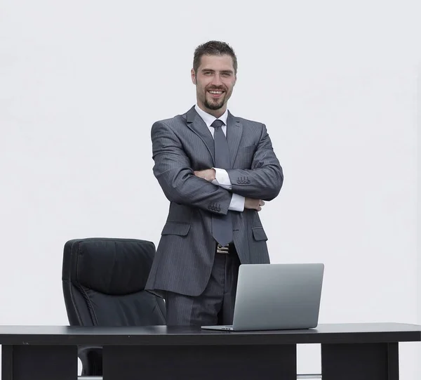 Líder exitoso, de pie detrás de un escritorio — Foto de Stock