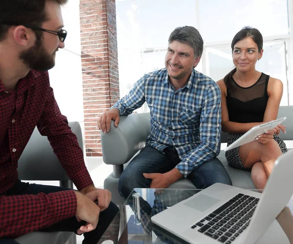 Potret para eksekutif yang tersenyum duduk dengan laptop di kantor — Stok Foto