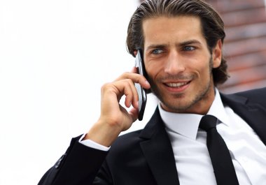 İş adamı akıllı telefondan konuşuyor..