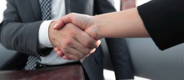 İş adamı ortağıyla anlaşma yapmak için el sıkışıyor.