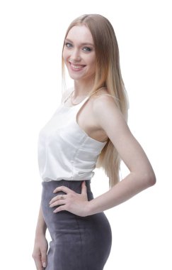 yan görünümü. Kameraya bakarak şık genç kadın.