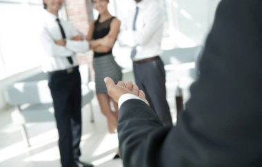 arka view.closeup. bir el sıkışma için el uzatarak işadamı.