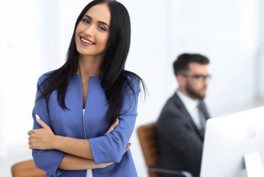 başarılı genç iş kadını çekici emin gülümseme ile