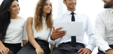 iş arkadaşları ile dijital tablet.