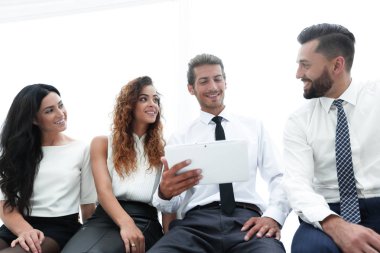 iş arkadaşları ile dijital tablet.