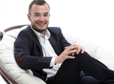 genç işadamı rahat bir sandalyede oturuyor