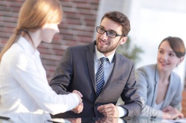 ofiste iş arkadaşları arasında dostça el sıkışma