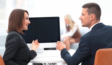 bir masada konuşurken iş ortakları.