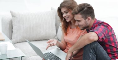 Genç çift tarassut video üstünde laptop