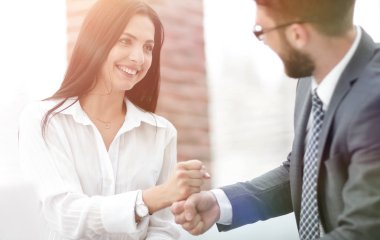 yakın çekim. iş takım üyeleri kendi başarı göster.