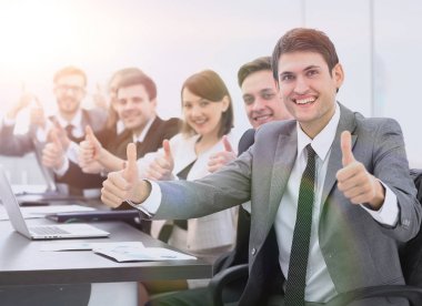 başparmak kadar gösteren başarılı bir iş takım