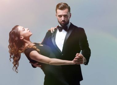 tutku dansçılar gri arka plan üzerinde