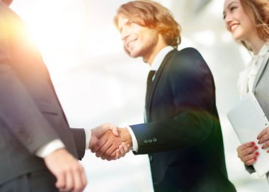 Başarılı iş adamları el sıkışma anlaşması kavramını benimsiyor