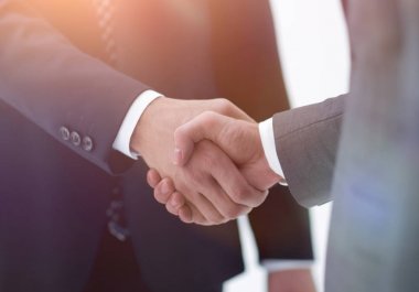 İki adam buluşup selamlaşıyor.