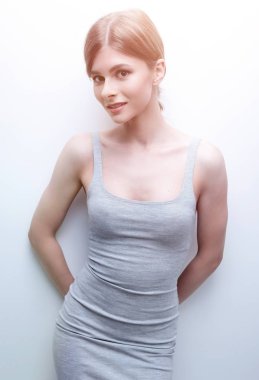 Güzel bir genç kadının modern portresi..