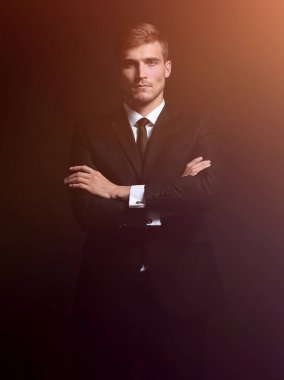 tam büyüme portre. silah ile ciddi iş adamı ben geçti