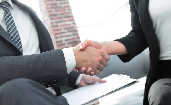 Close-up van twee zakenmensen die elkaar de hand schudden — Stockfoto