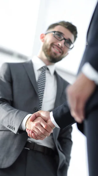 Amistosos hombres de negocios sonrientes apretón de manos. Foto concepto de negocio —  Fotos de Stock