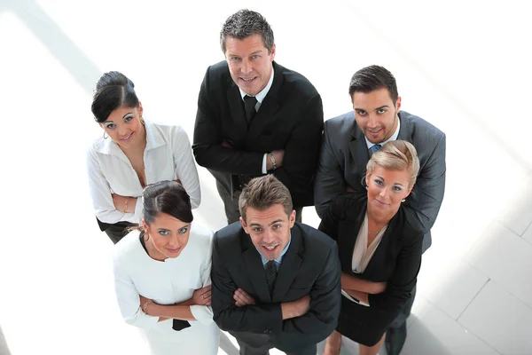 Vista de cima. equipe de negócios de sucesso olhando para a câmera . — Fotografia de Stock