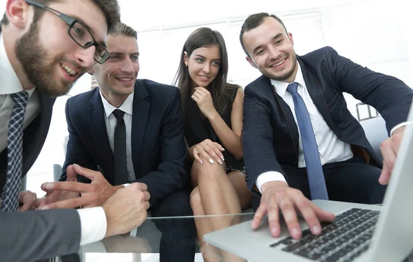 Closeup.business команда дивиться на ноутбук — стокове фото