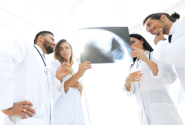 Медичні працівники, які дивляться на рентгенівську плівку пацієнтів — стокове фото
