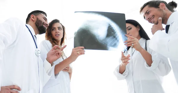 Trabajadores médicos mirando a los pacientes radiografía — Foto de Stock